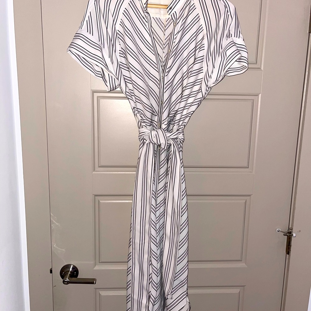 Ralph Lauren cute dress.  Button down and button are hidden. Very flattering.